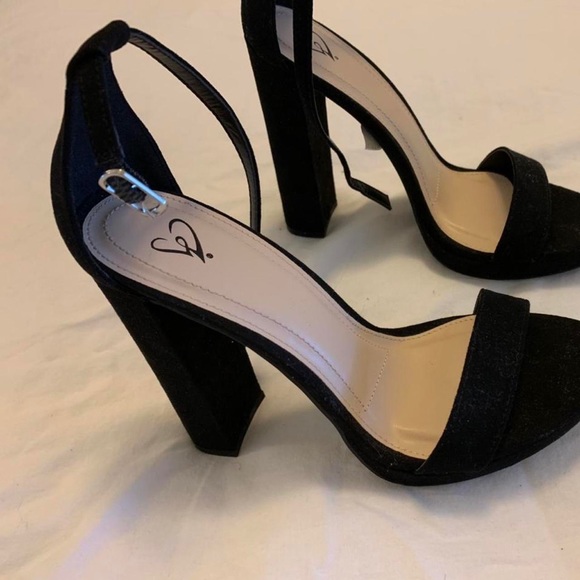 Size 6 Windsor Store Black Heels - Picture 3 of 4